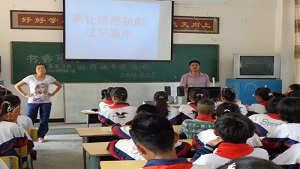 云南盏西镇中心小学青爱小屋开展青春期教育课活动