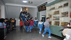 大庆市第五十七中学青爱小屋组织消防安全疏散演练