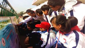 十里铺中学青爱小屋举行“青春红丝带”青少年预防艾滋病宣传教育活动