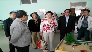 青海省各界领导与张银俊女士参观西宁七中心联小屋
