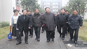重庆小屋第一家，两度到访话青爱——全国人大常委王佐书视察青爱工作