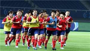 [搜狐新闻]国家女足向“青艾工程”捐赠集体签名足球
