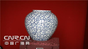 [中国广播网]著名陶艺家白明向“青艾工程”捐赠青花瓷
