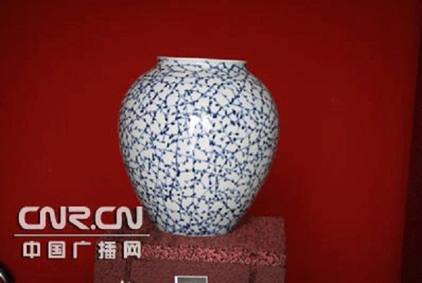 著名陶艺家白明向“青艾工程”捐赠青花瓷器