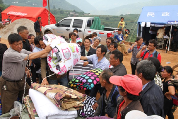 南通隆正纺织品向鲁甸灾区捐赠510条被子