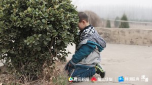 【腾讯新闻】遭村民联名驱逐的患艾男童坤坤，一年级读了6年，已长成阳光男孩