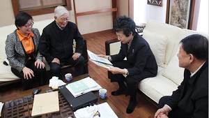 全国人大常委会副委员长、民进中央主席严隽琪听取青爱工作汇报