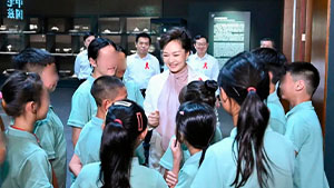 彭丽媛出席2025年“爱在阳光下”夏令营开营式