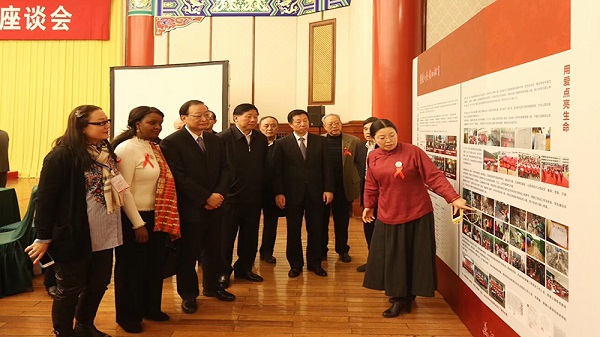 与会领导、嘉宾参观《青爱小屋 爱的教育》图片展