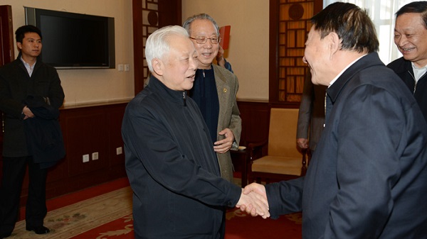 原全国人大副委员长周铁农（左二）与王佐书先生亲切握手