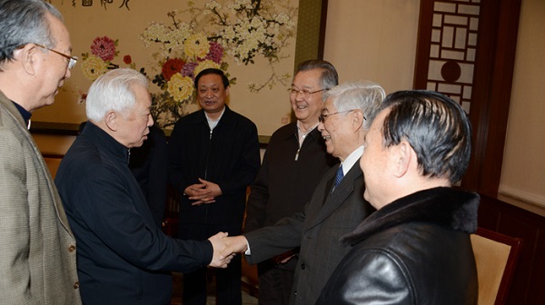 原全国人大副委员长周铁农（左二）与顾明远先生亲切握手