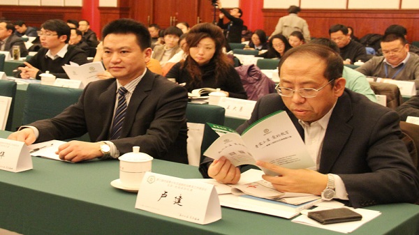 北京市委社工委委员卢建（右）、爱心人士彭正华（左）