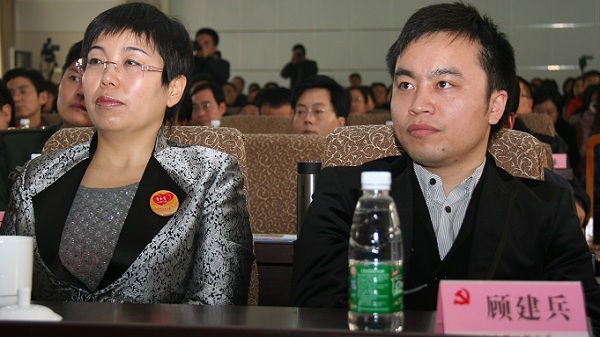 1+1心联行动发起人、办公室主任张银俊出席授牌仪式