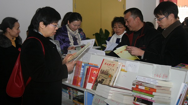 1+1心联行动办公室一行参观绵竹市紫岩雨润中学心联小屋