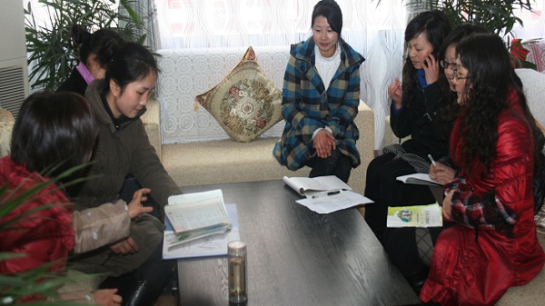 绵竹市紫岩雨润中学心联小屋专责老师正在进行小屋活动研讨