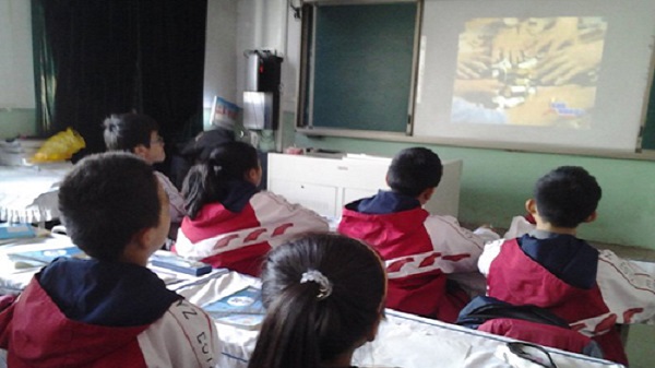 【牡丹江市21中学青爱小屋】观看艾滋病电影——红丝带行动之三