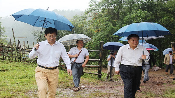 王佐书副主席一行冒雨到盈江县卡场镇卡场小学走访