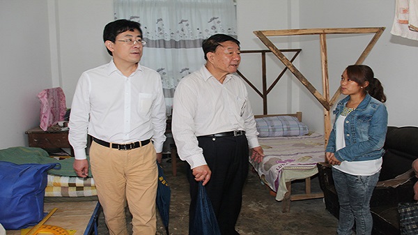 王佐书副主席走进教师宿舍，了解老师生活情况。