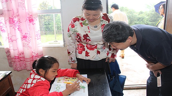 韩孟杰书记询问孩子们的学习生活情况