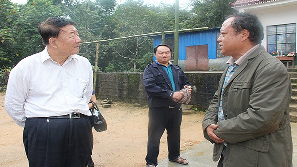 村干部向王佐书副主席介绍全村的基本情况