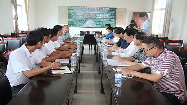 到访人员与盈江县第三初级中学学领导进行座谈