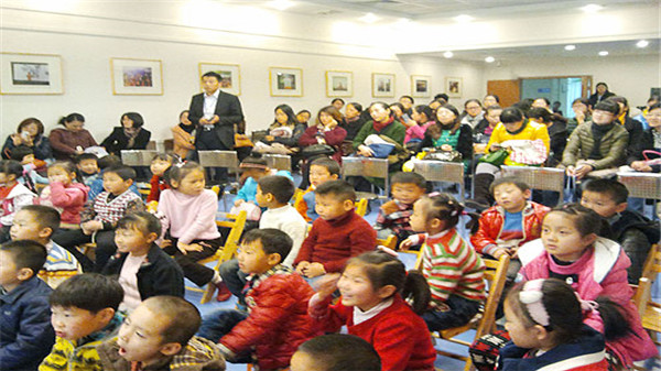 江苏省江阴市山观实验小学在世界艾滋病日开展的活动