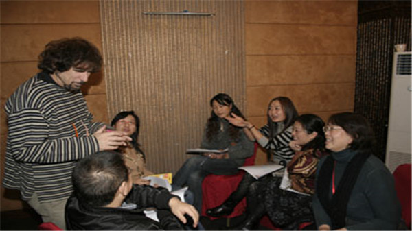 青艾工程形象大使、1+1发起人白岩松与绵竹来京参加心理培训的34位老师互动