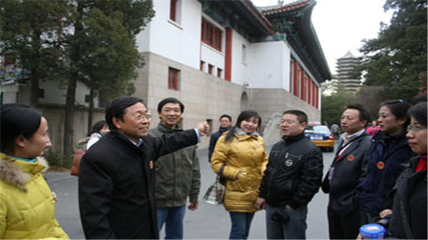 北京大学新闻传播学院肖东发教授给老师们介绍了北京及北大的历史