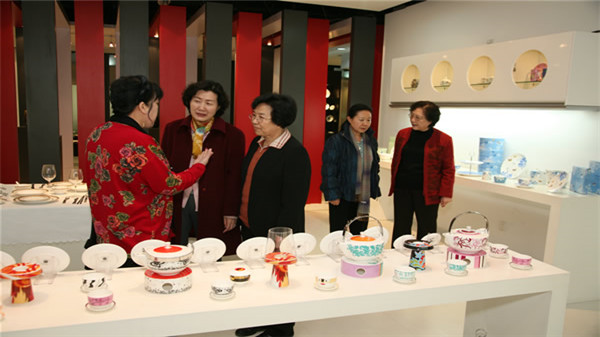 女企业家参观佳美丽家瓷器展厅