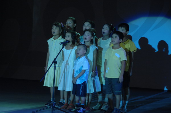 艾滋病致孤儿童合唱《泥娃娃》