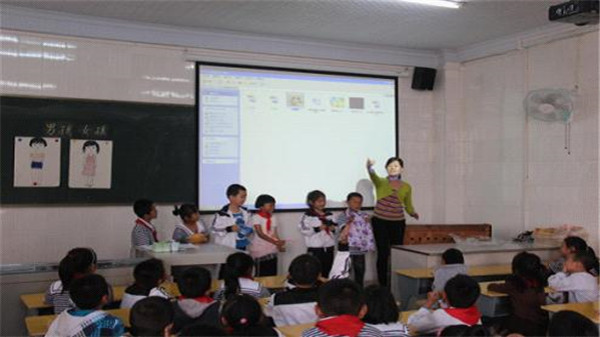 青爱小屋专责教师通过课堂游戏，告诉小朋友们男孩和女孩的不同之处。