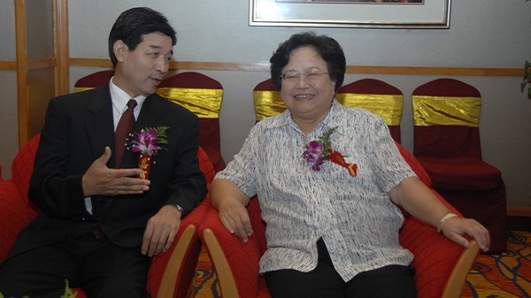 原国务委员、全国人大副委员长、中国红十字会会长彭珮云、卫生部副部长王陇德