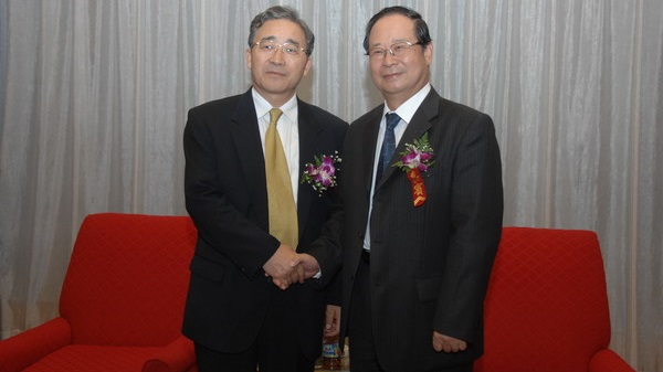 全国政协副主席张怀西（右）、中华慈善总会会长范宝俊