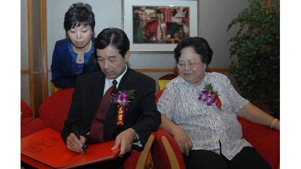 卫生部副部长王陇德在嘉宾薄上签名