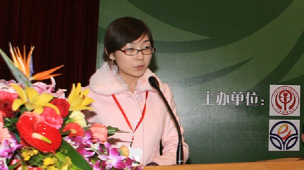 学生代表，北京大学医学院 范雯静 宣读防艾教育倡议书
