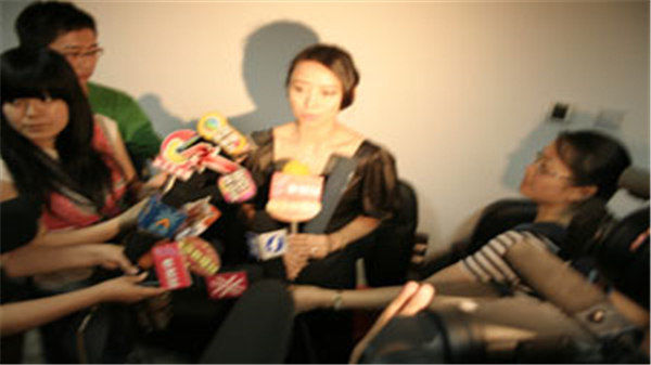 翁虹在1+1媒体说明会现场接受记者采访