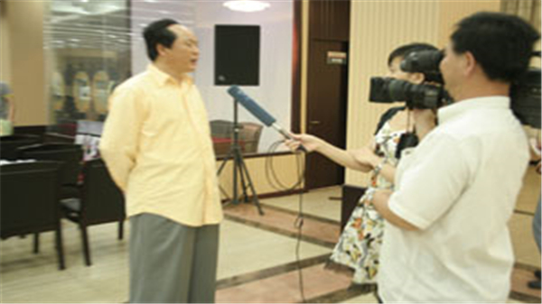 毛泽东特型演员章飞一绝在1+1媒体说明会现场接受记者采访
