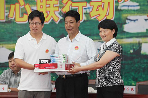白岩松、1十1心联行动四川省基地、成都电子高专郑予捷副校长为玉树州民族中学尼玛校长赠送小屋设备
