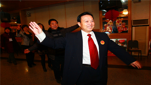 邓铜山副会长与老师们共跳锅庄舞