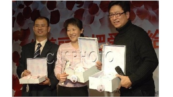 【中国新闻图片网】北京市女企业家协会为防治艾滋病募资金(3张)