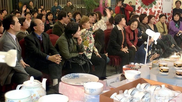 【中国新闻图片网】北京女企业家为防治艾滋病踊跃竟拍(2张)
