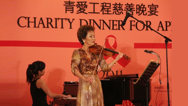 西崎女士为来宾演奏美妙音乐