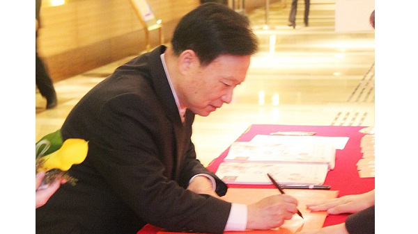 邓铜山会长在活动现场签名
