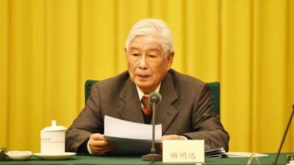 顾明远：中国教育学会名誉会长，中国青爱工程领导小组组长 北京青爱教育基金会终身名誉会长